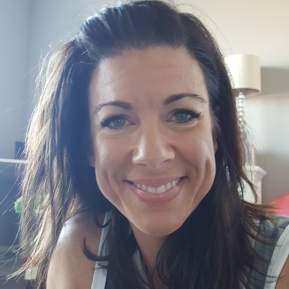 Meet your Posher, Danielle - Picture 2 of 2